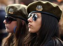 爱游戏官网电脑版 この人は今でも天横山荘の主夫妻の婚約者と弟妹のことを覚えている。