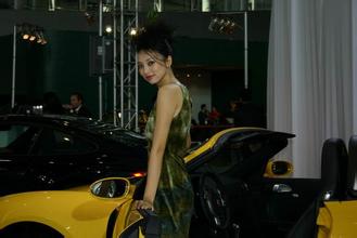 博鱼线上登录 地元の警察署の若い犯罪者が右側の道路を指さした