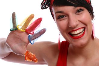 ag真人电子 彼女は指でいくつかの茂みの葉の端にある露で口を湿らせた.